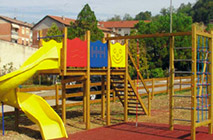 Gioco da giardino con scivolo